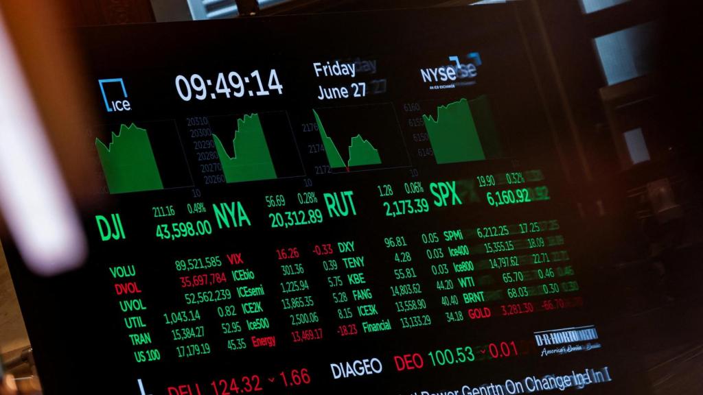 Una pantalla de la Bolsa de Nueva York muestra los máximos históricos del S&P 500 y del Nasdaq.