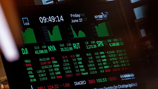 Una pantalla de la Bolsa de Nueva York muestra los máximos históricos del S&P 500 y del Nasdaq.