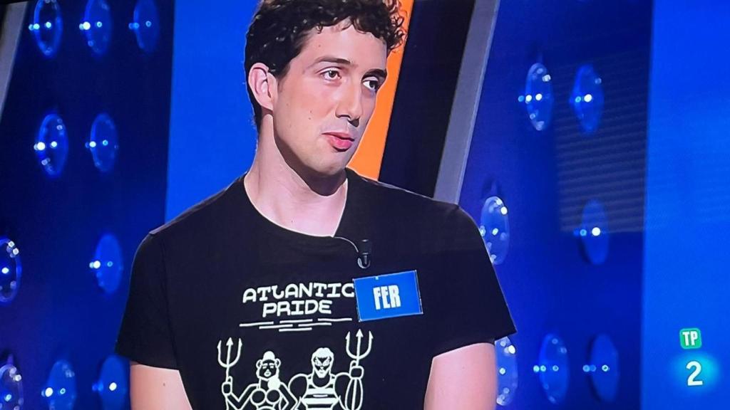 Fernando Castro, concursante de 'Saber y ganar', con una camiseta del Altlantic Pride de A Coruña