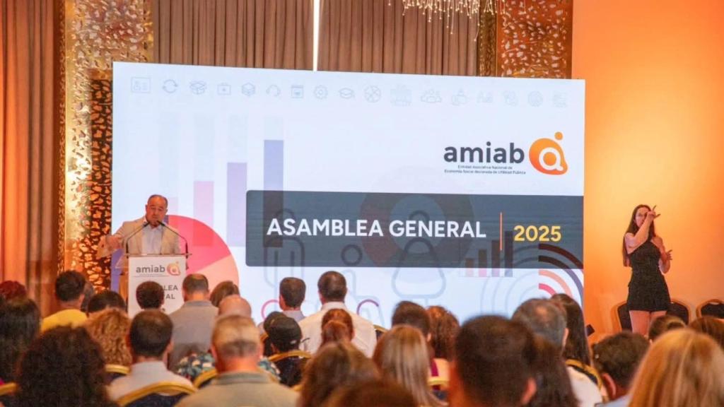 Emilio Sáez durante su intervención en la asanblea.