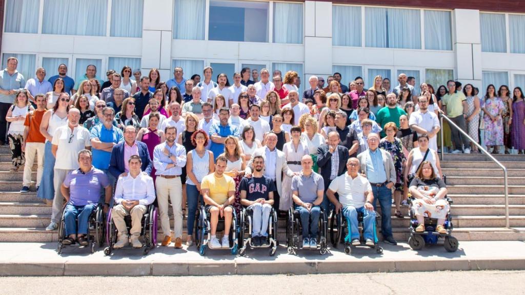 Foto de familia tras la celebración de la Asamblea General Ordinaria de amiab en Albacete.