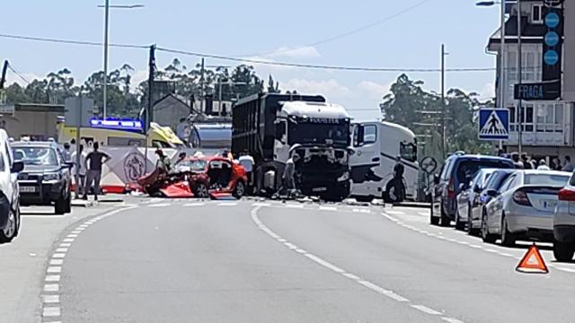 Accidente entre un turismo y un camión en Cerceda (A Coruña).