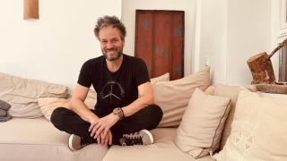 Josep Vicent, en su casa en Alicante.