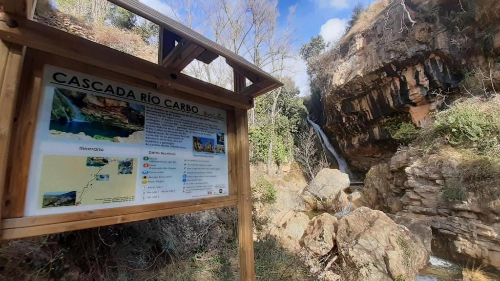 Cartel informativo sobre la cascada del Río Carbo.
