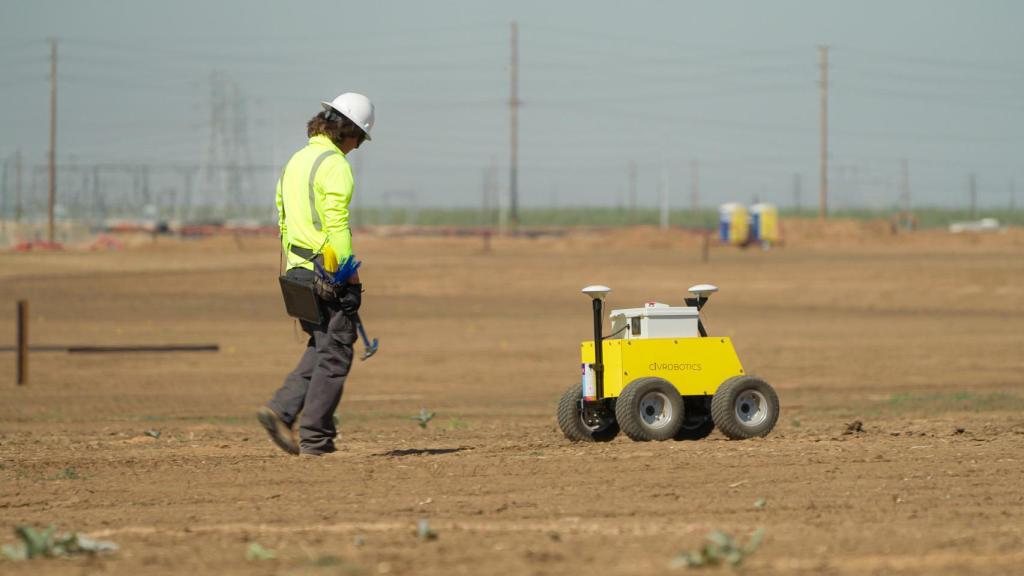 Operario supervisando al robot CivDot.