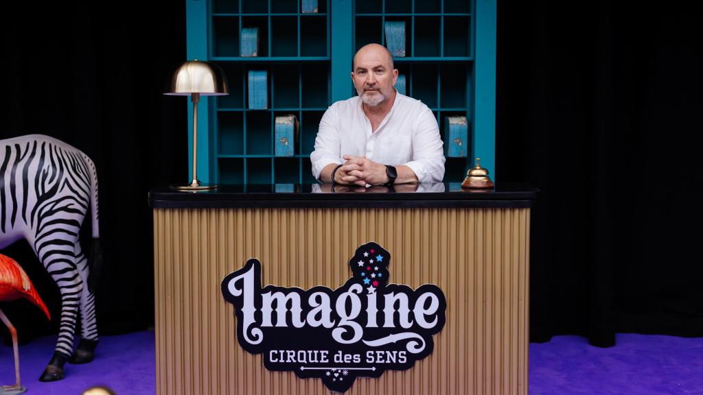 Domingo Merlín posa junto a una decoración de Imagine.