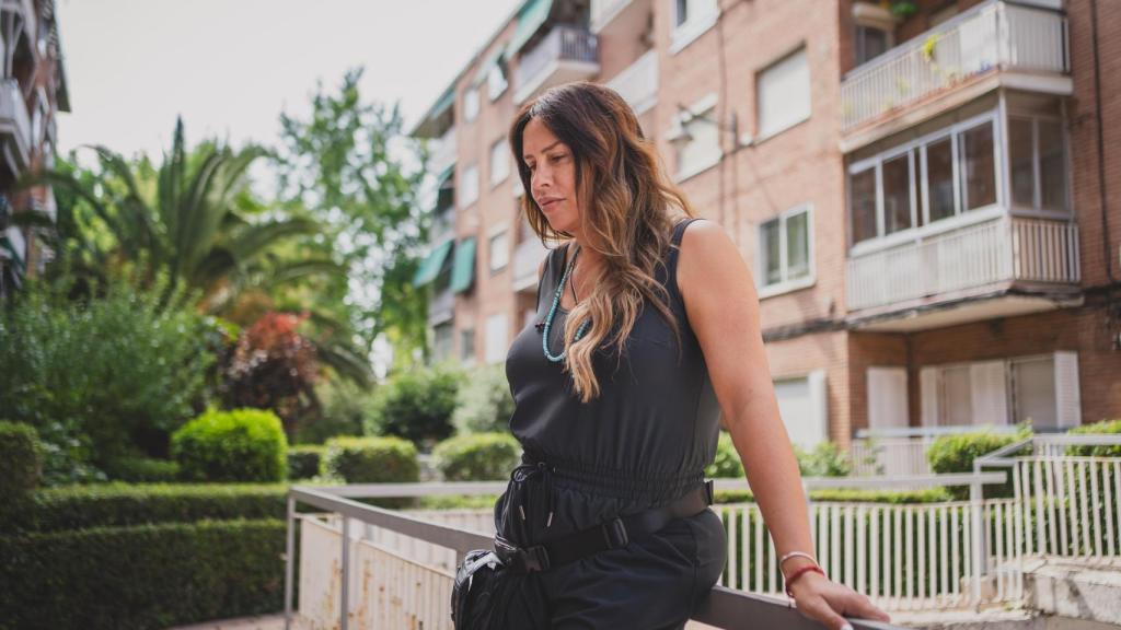 Karla Sofía Gascón, junto a su antigua casa.