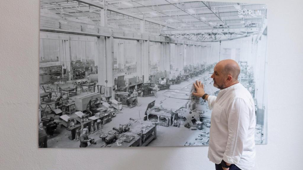 Domingo Merlín nos explica una fotografía histórica de empleados en la fábrica que había hace décadas donde ahora está Sohrlin.