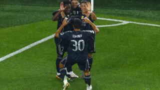Los jugadores del Real Madrid celebran el gol de Valverde ante el Salzburgo.