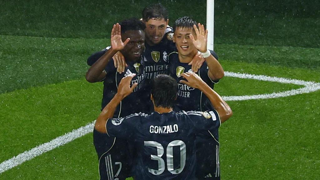 Los jugadores del Real Madrid celebran el gol de Valverde ante el Salzburgo.