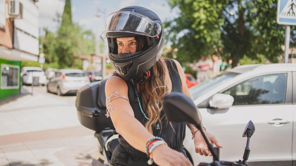 Karla coge su moto en busca de un lugar más tranquilo para conversar.