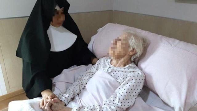 Escándalo en la residencia de monjas de Huelva: ancianos despertados con tirones en los pezones y vejados en una grúa