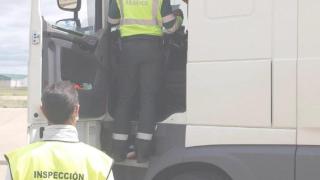 La Guardia Civil realizando inspecciones