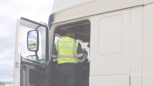 La Guardia Civil realizando inspecciones