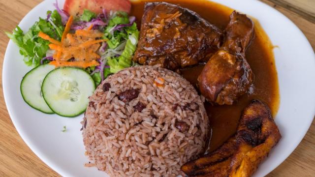 Un plato de 'casado', receta típica costarricense.