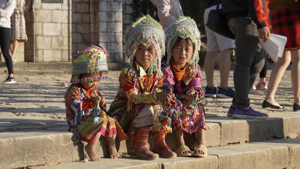 niños vietnamitas vestidos con la indumentaria local