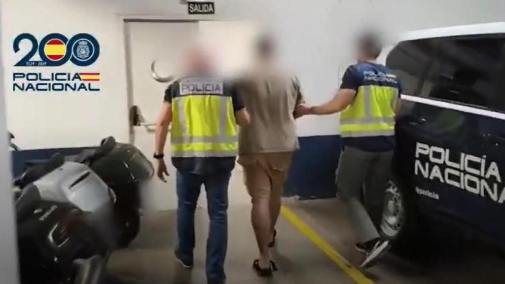 La Policía Nacional con uno de los tres empleados detenidos en la residencia para mayores de las monjas.