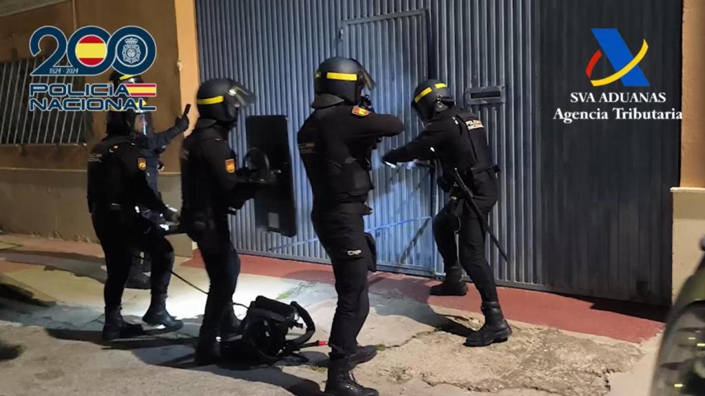 Una de las entradas durante la operación policial.