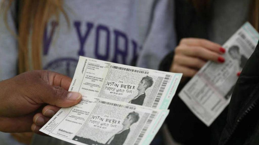 Una imagen de archivo de reventa de entradas en un concierto.