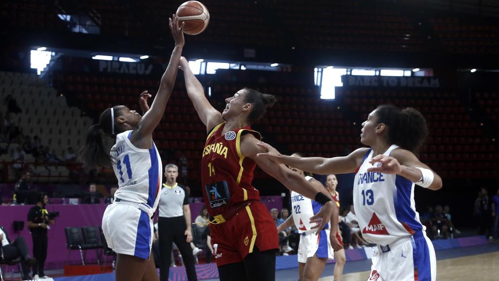 Raquel Carrera trata de impedir el lanzamiento a canasta de Valeriane Ayayi.