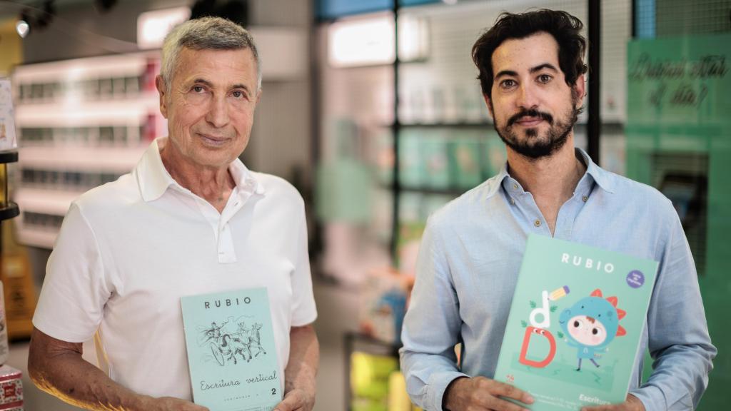 Enrique, CEO de Editorial Rubio, y su hijo Luis, director general, hijo y nieto del fundador, Ramón Rubio.