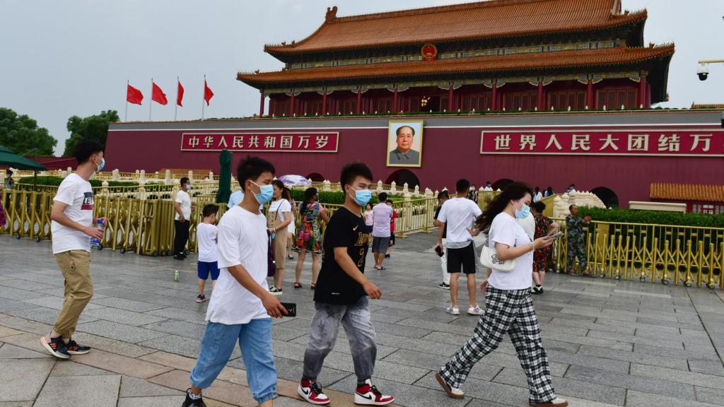 Imagen de archivo de varios ciudadanos en la Plaza de Tiananmen, en Pekín.
