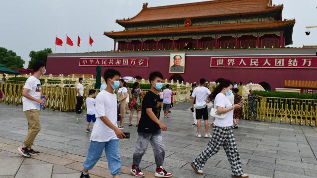 Imagen de archivo de varios ciudadanos en la Plaza de Tiananmen, en Pekín.