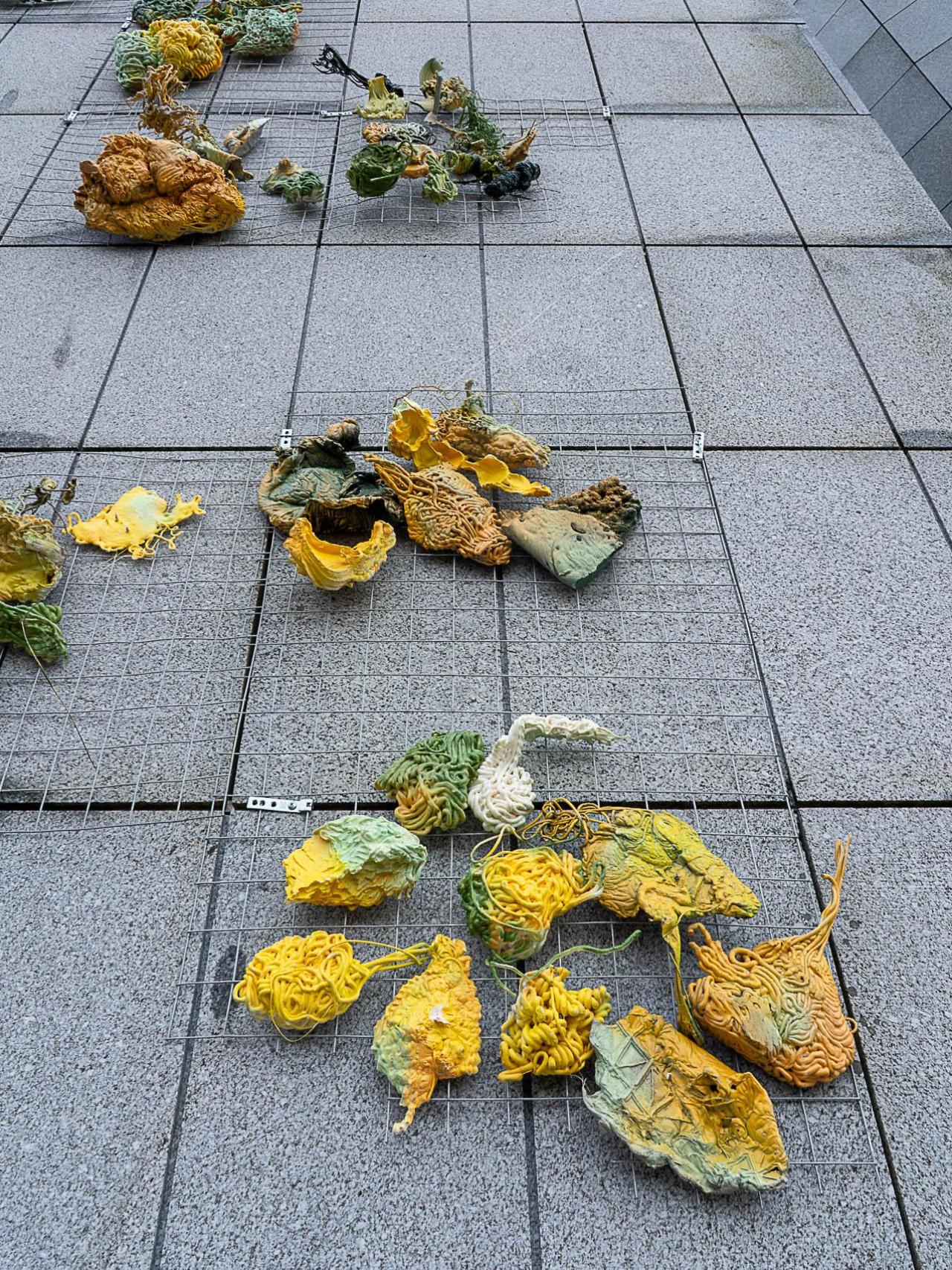 Piezas sobrantes de la extrusión de plástico, empleadas por Basurama en su instalación 'Plastic biontes'. Foto: Manuel G. Vicente