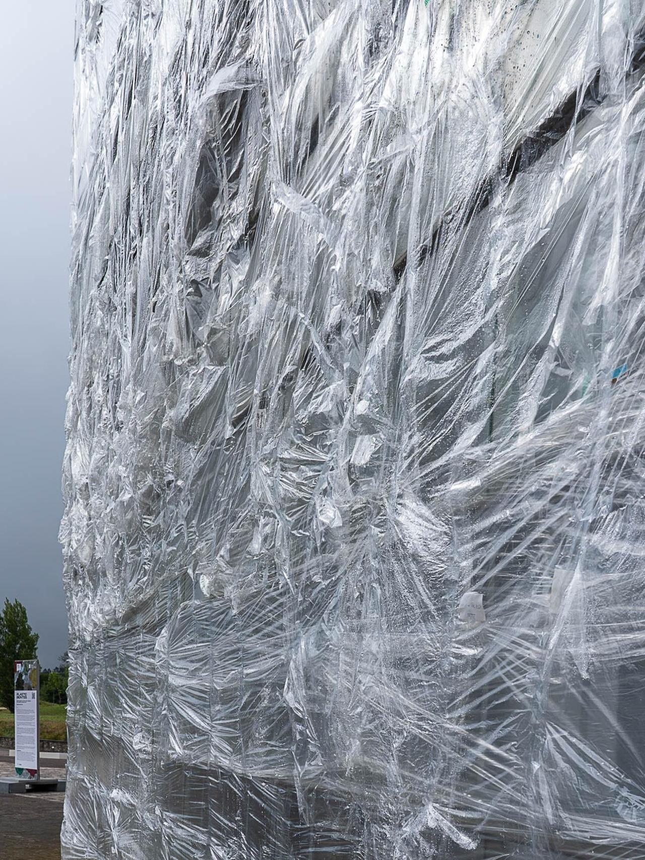 Film transparente cubriendo una de las torres Hedjuk. Foto: Manuel G. Vicente