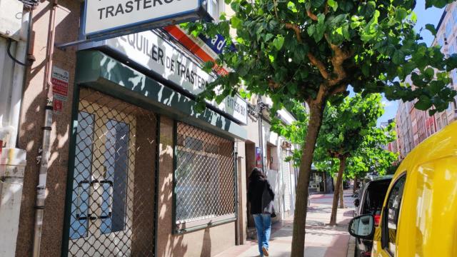 Bajo convertido en trasteros en Os Mallos