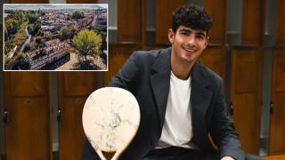 El jugador de pádel Arturo Coello junto a una imagen de Mojados (Valladolid)