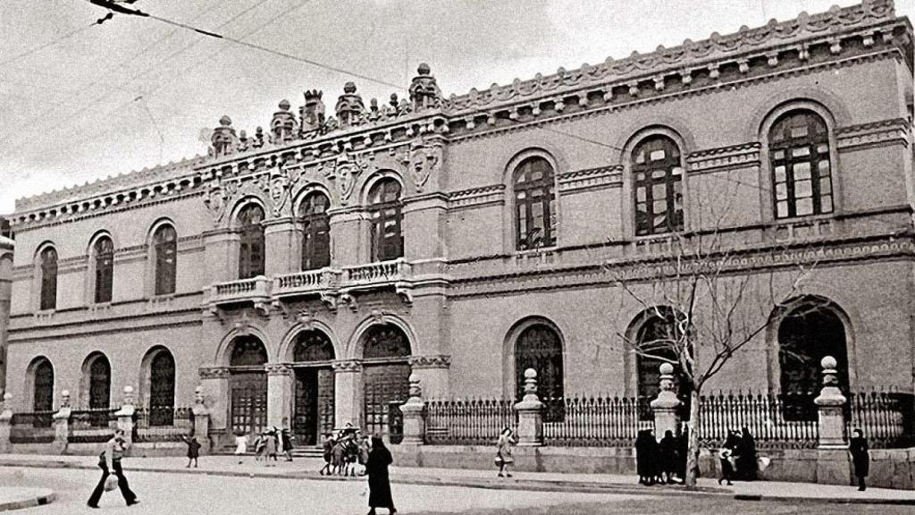 Fachada de la Universidad Literaria a la plaza de la Magdalena.