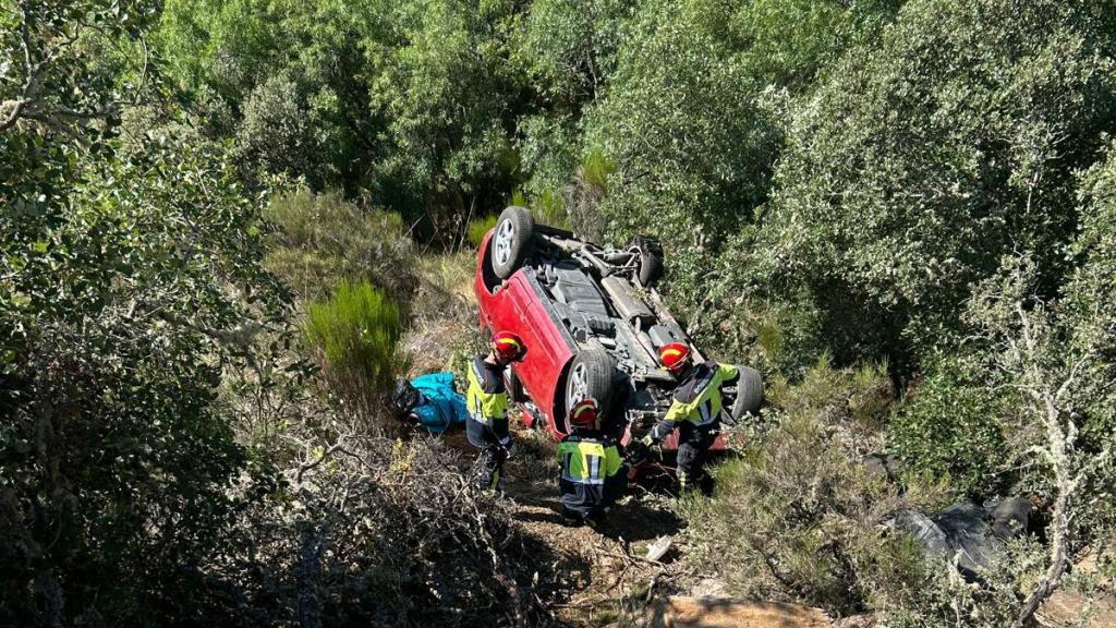 Los Bomberos rescatando a la mujer que ha sufrido un accidente
