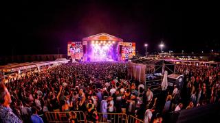 Los asistentes en una edición anterior del Brisa Festival.