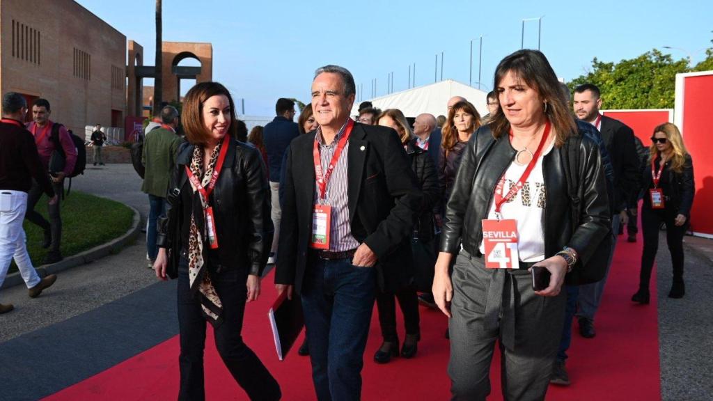 Teresa Ladrero, Juan Antonio Sánchez Quero y Lola Ranera, en el último Congreso Federal del PSOE