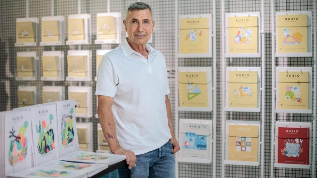 Enriue Rubio, en uno de los espacios, con cuadernos de escritura, en la tienda Rubio de VAlencia.