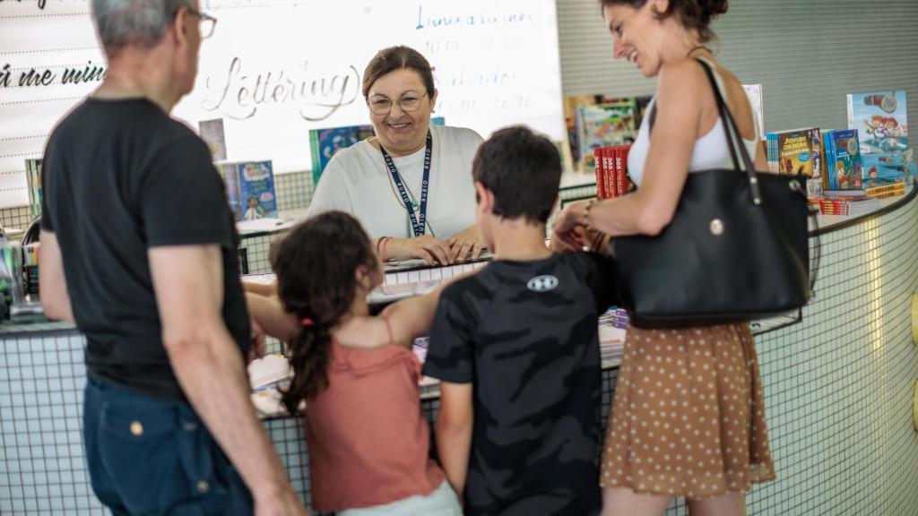 Una familia, adquiriendo material didáctico en la tienda Rubio de Valencia.