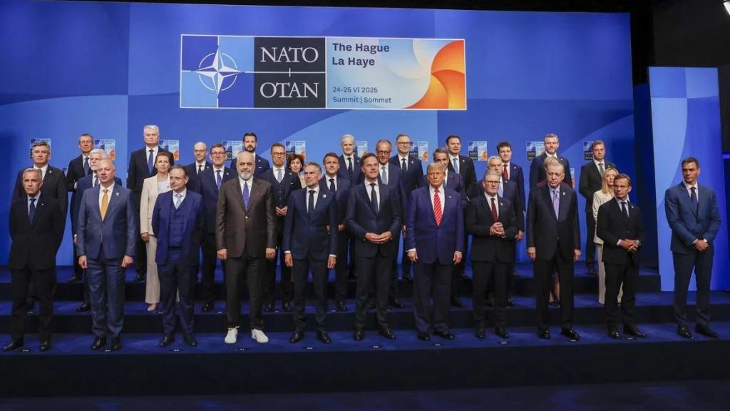 Pedro Sánchez, en el extremo derecho de la foto, tras el resto de líderes de la OTAN tras la cumbre de la Alianza Atlántica en La Haya.
