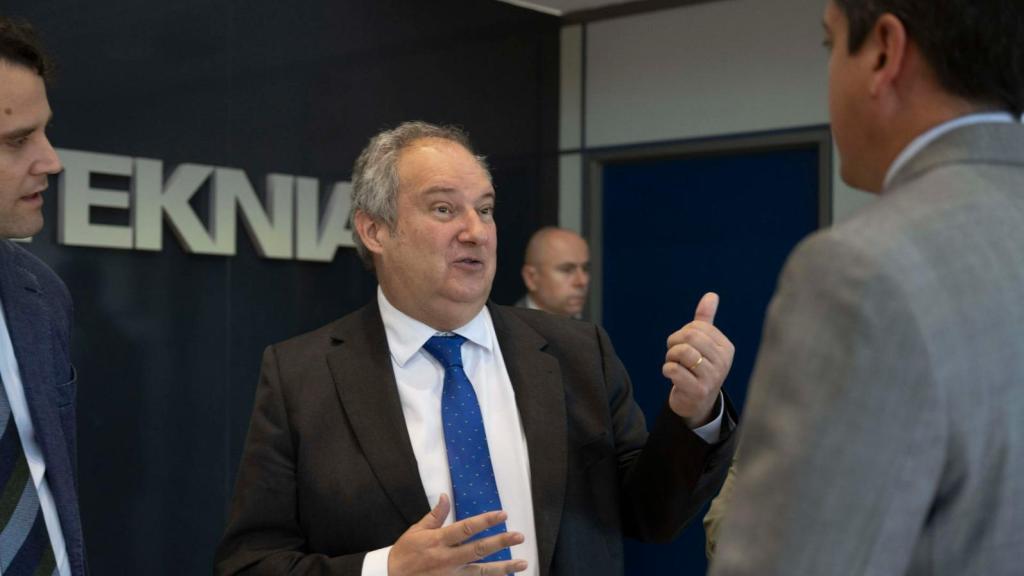 El ministro de Industria y Turismo, Jordi Hereu, este viernes durante una visita a la planta de Teknia en la localidad de Ampuero (Cantabria).