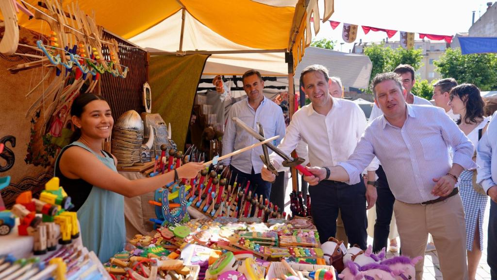el que el alcalde de La Cistérniga, Alberto Redondo, con el presidente de la Diputación de Valladolid, Conrado Íscar, en la inauguración del Mercado Medieval