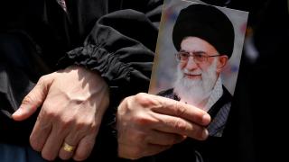 Un manifestante sostiene una imagen del ayatolá Alí Jamenei en los suburbios del sur de Beirut, Líbano, el 20 de junio de 2025.