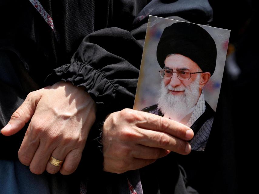 Un manifestante sostiene una imagen del ayatolá Alí Jamenei en los suburbios del sur de Beirut, Líbano, el 20 de junio de 2025.