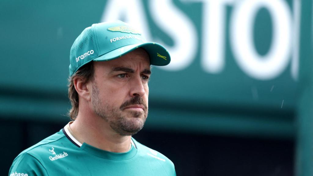Fernando Alonso caminando por el paddock en el GP de Austria.