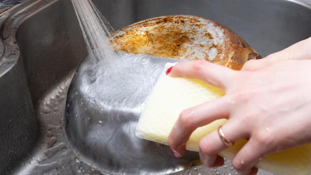 Una persona friega una sartén de acero