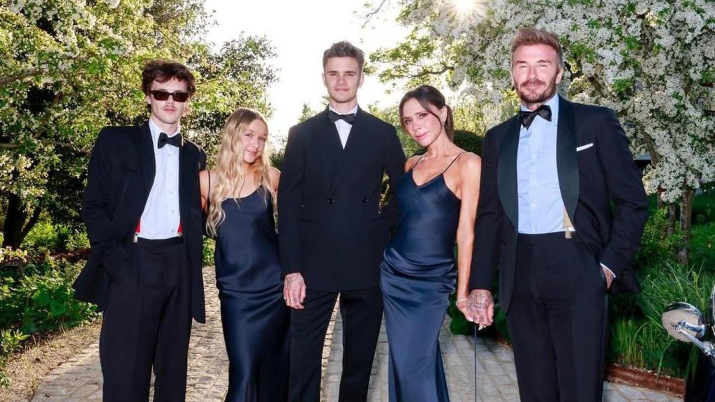 David y Victoria Beckham junto a tres de sus hijos.