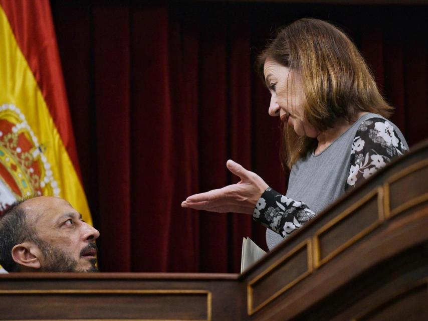 Francina Armengol, presidenta del Congreso, departe con el vicepresidente Alfonso Rodríguez Gómez de Celis.