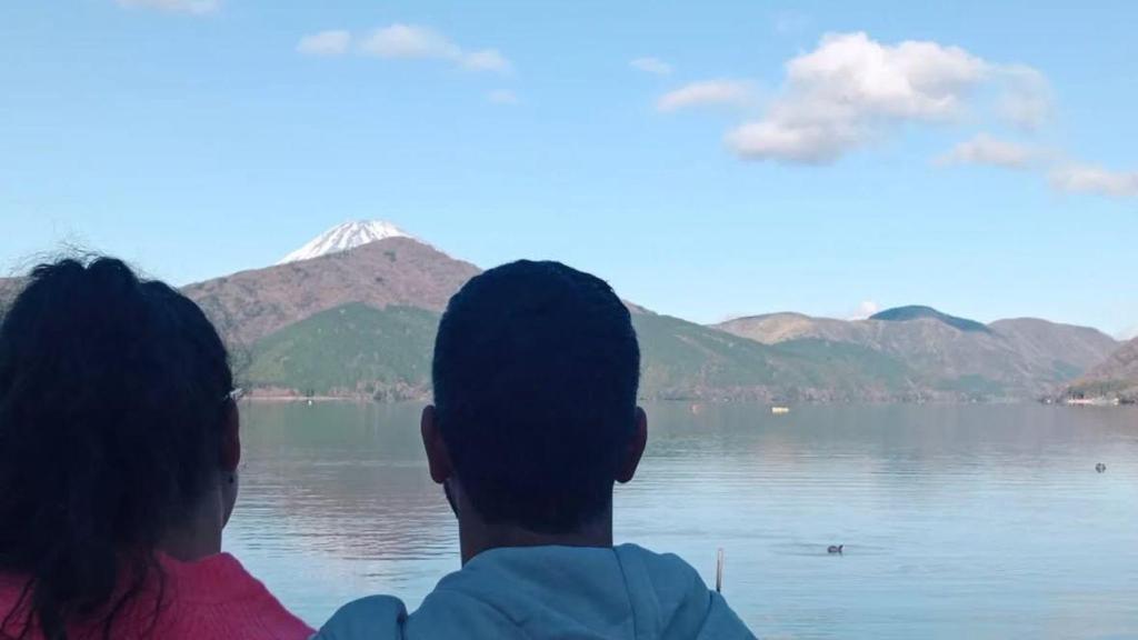 La pareja con el Monte Fuji de fondo.