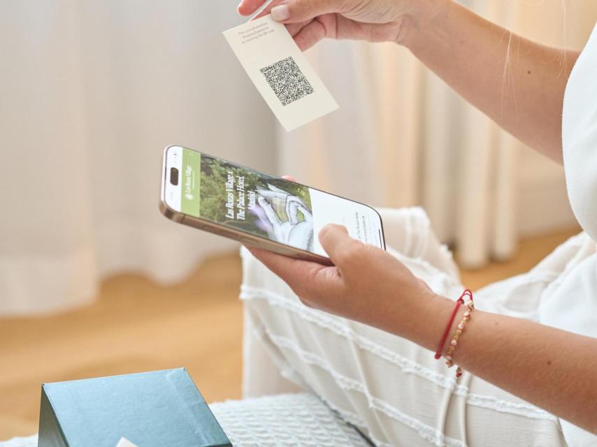 Una clienta descubriendo la 'Experience Box', una propuesta cuidada de inicio a fin.