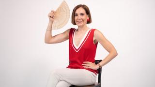 Boticaria García posando en el estudio de grabación.