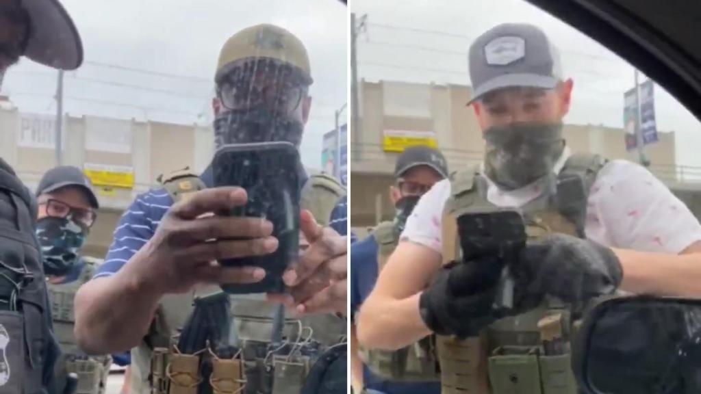 Agentes del ICE tomando fotos a un ciudadano.